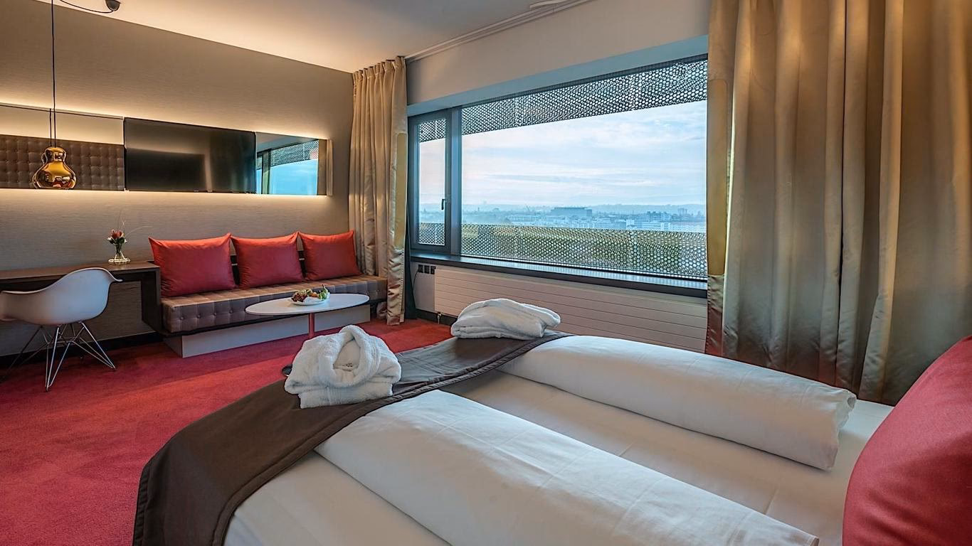 Wie weit ist das Airport Hotel Basel vom Stadtzentrum entfernt?