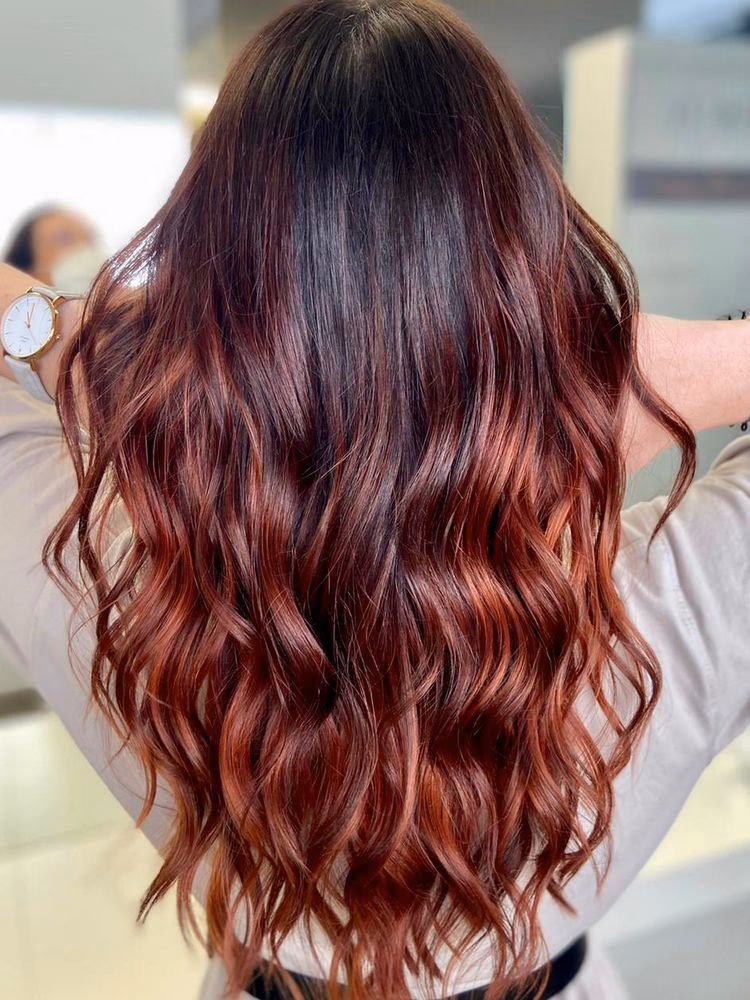 Welche Rot-Töne passen zu schwarzen Haaren?