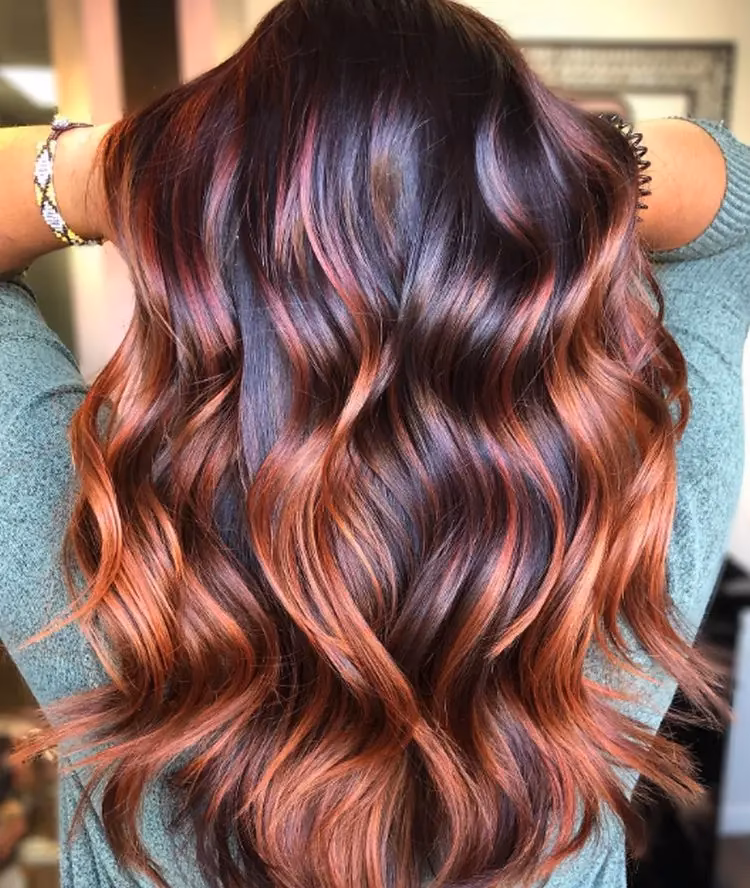 Welche Rot-Töne passen zu schwarzen Haaren?