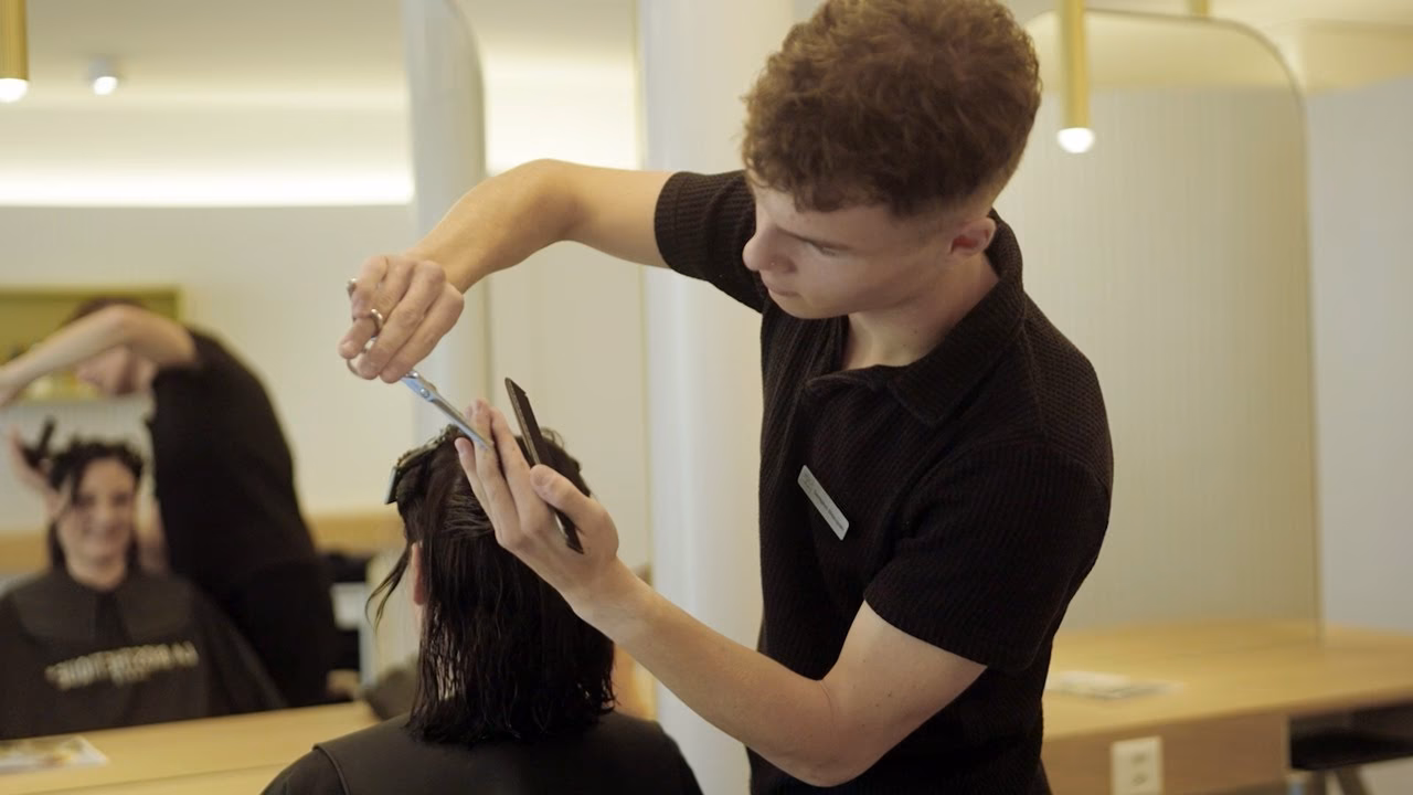 Was macht ein Coiffeur?