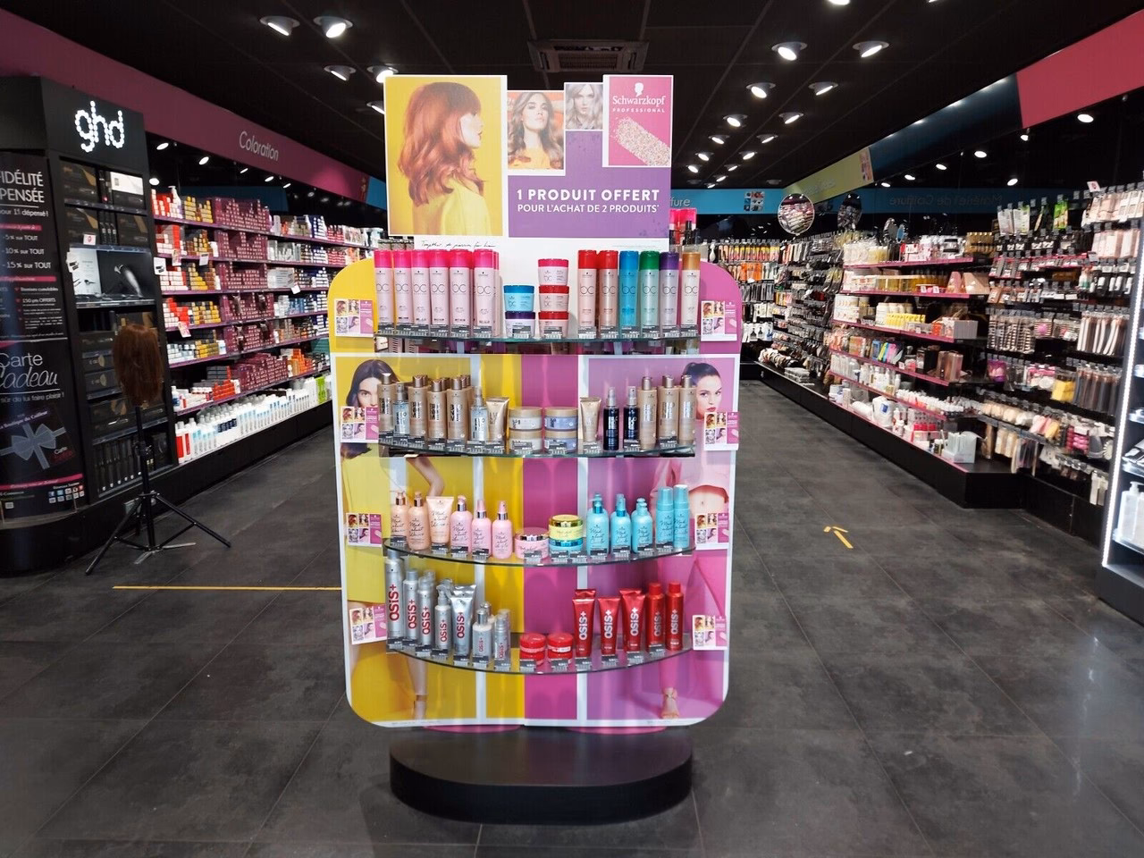 Comment la boutique du coiffeur s'est-elle orientée vers la vente au grand public ?