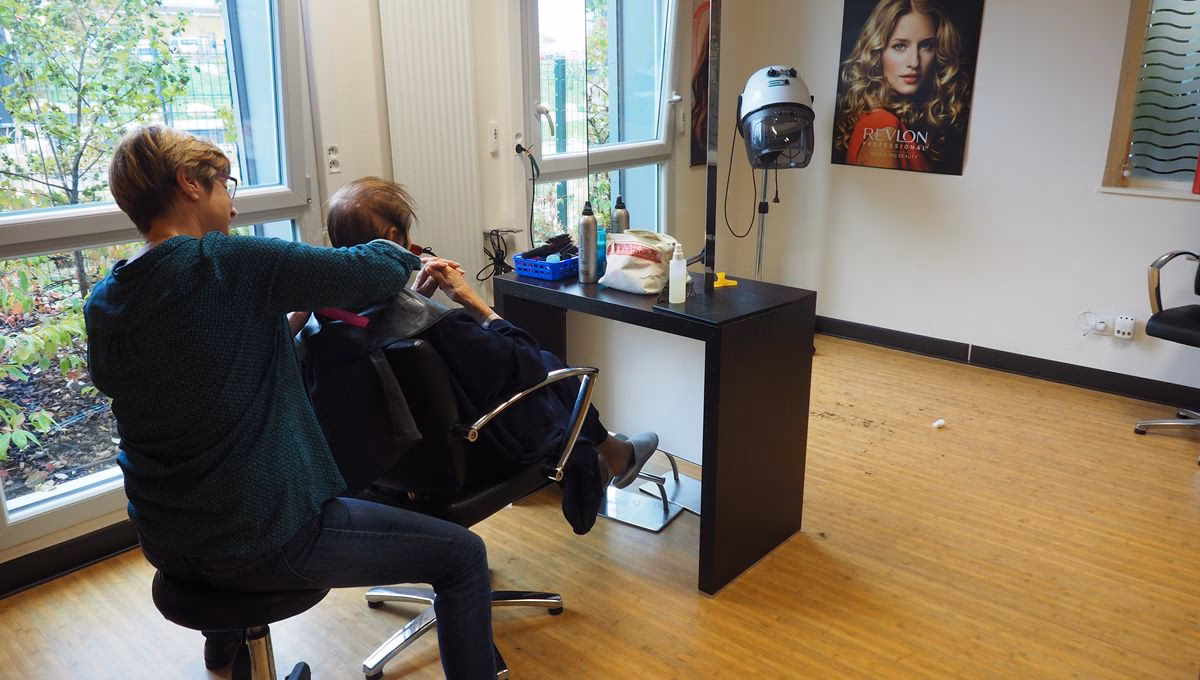 Quels sont les avantages de la coiffure à domicile pour les personnes âgées ?