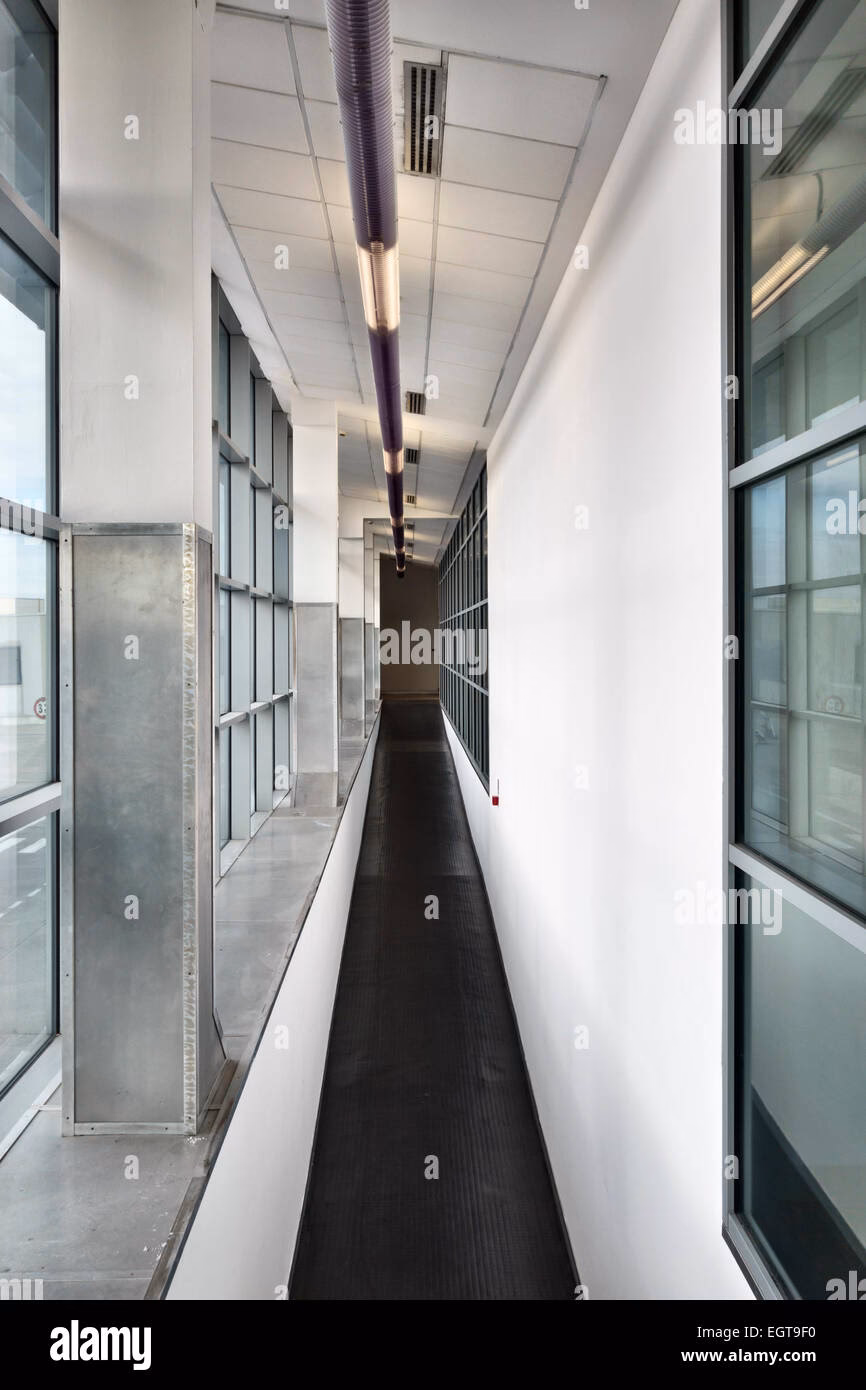 Comment vérifier les tarifs et la disponibilité des installations près de l'aéroport de Pise ?