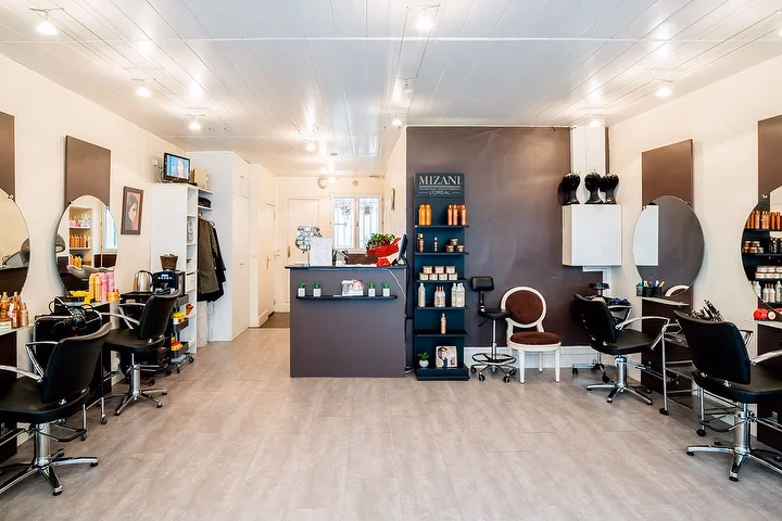 Quels services offre le salon spécialiste de la coiffure afro antillaise ?