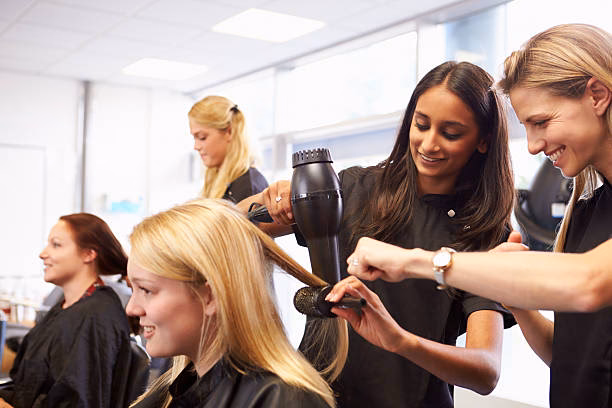 Wie lange dauert die Ausbildung zur Lehrperson für Berufskunde im Hauptberuf?