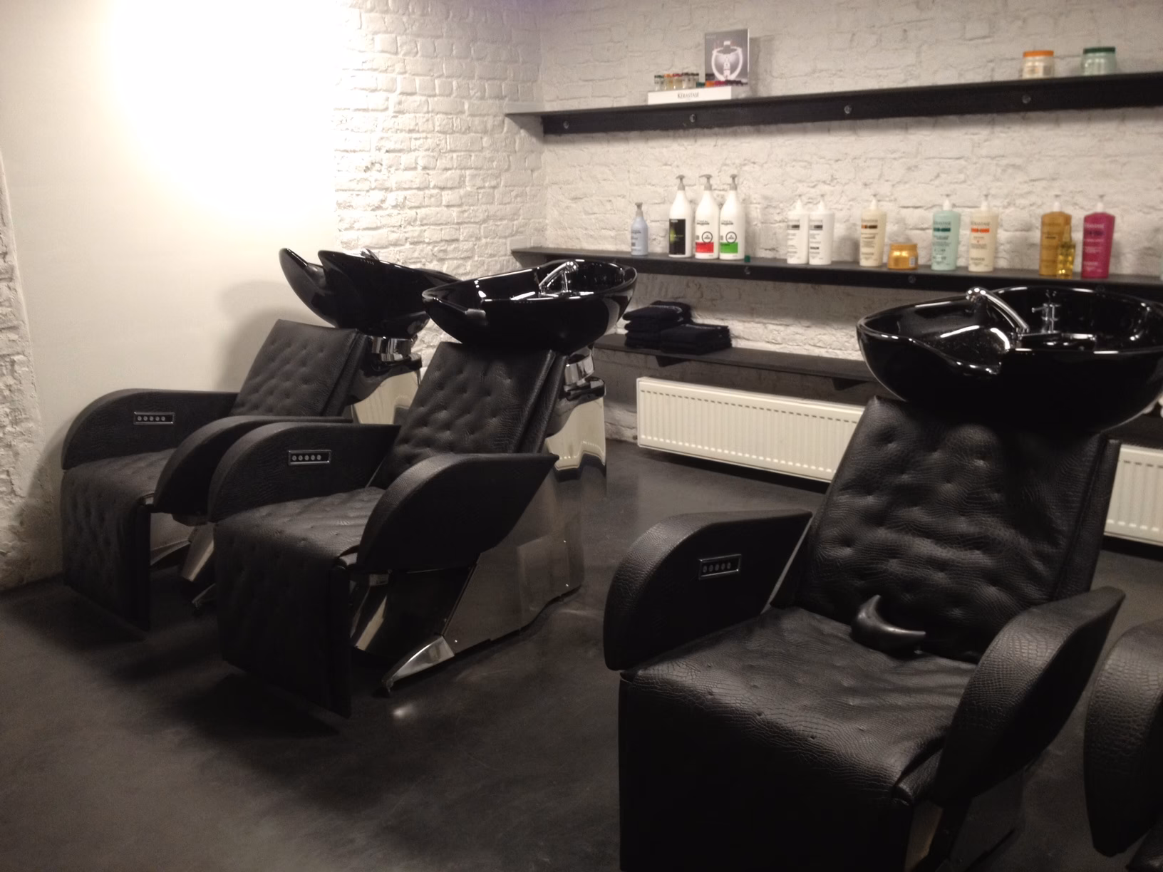 Does blow hairdressing pay to change or remove reviews?