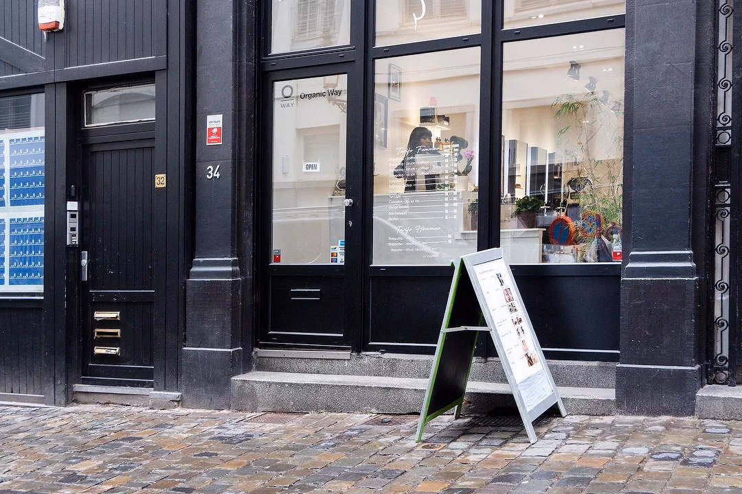 Où se trouve le salon de coiffure Leo ?