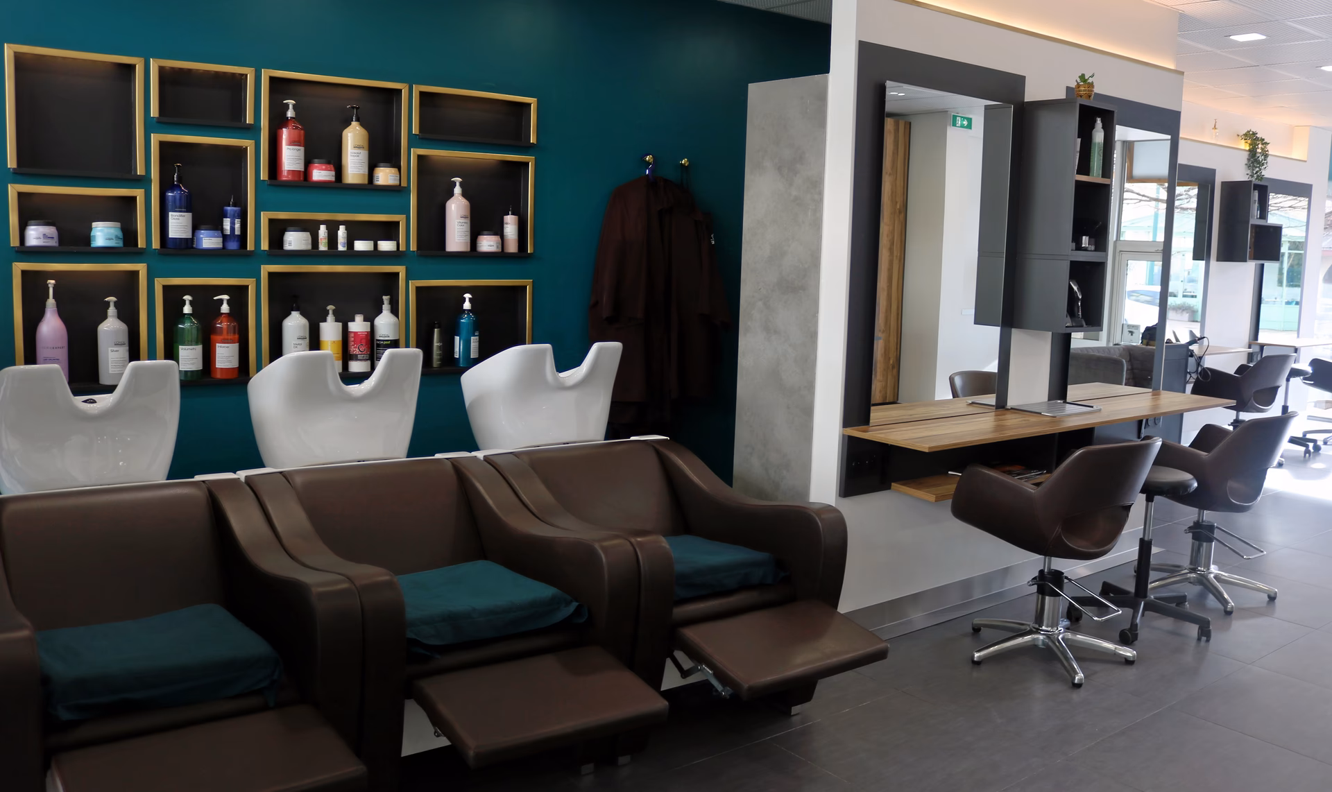 Où se trouve le salon de coiffure la reine Margaux ?