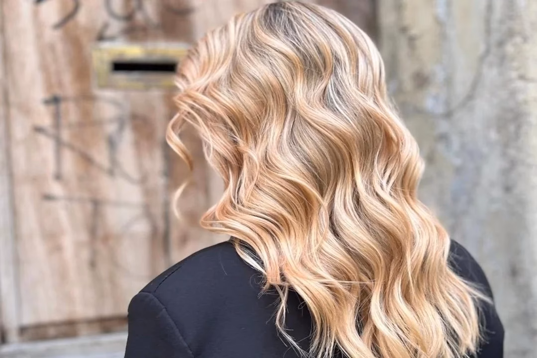 Quelle est la spécialité de l'artisan coiffeur by M la Valentine ?