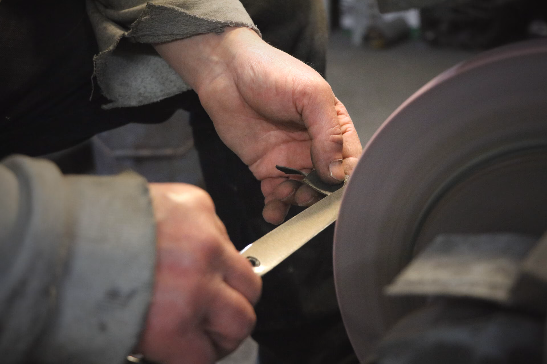 Wie bekomme ich eine scharfe Coiffeur-Schere zurück?