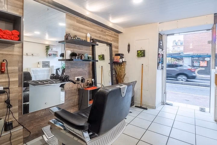 Où se trouve le salon de coiffure « C entre nous » ?