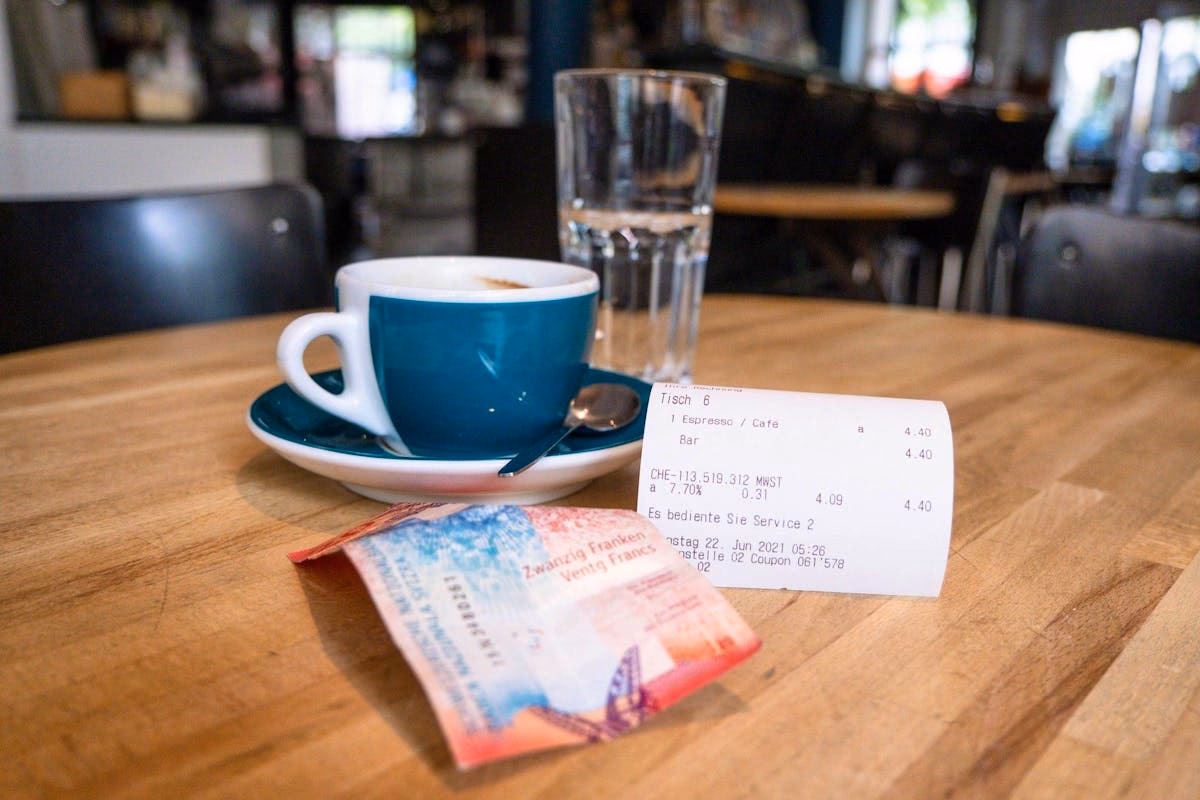 Ist Trinkgeld in der Schweiz Pflicht?