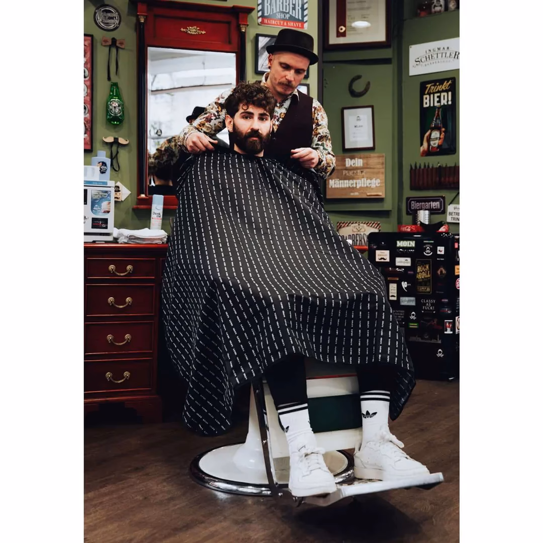 Wie verringert man die statische Ladung des Umhangs?