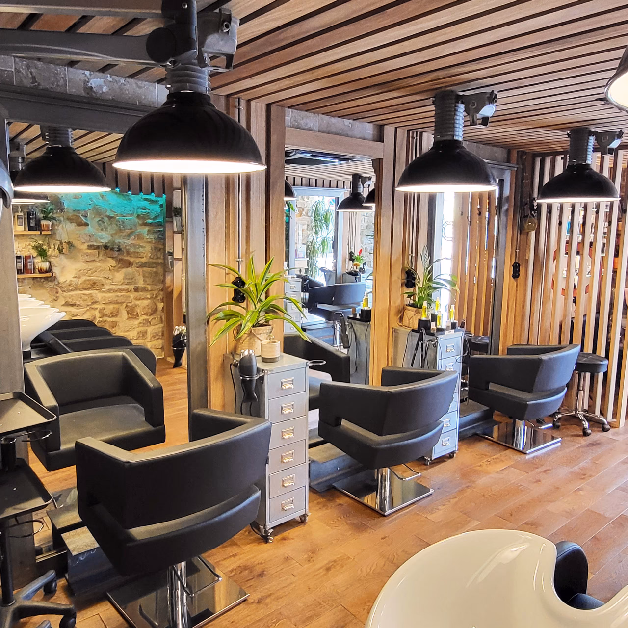 Pourquoi faire appel à une coiffeuse-visagiste-coloriste ?