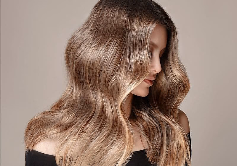 Welche Haarfarbe ist für dunkles Blond mit hohem Grauanteil geeignet?