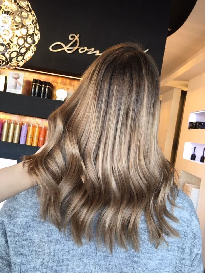 Wie pflege ich mein dunkelblondes Haar?