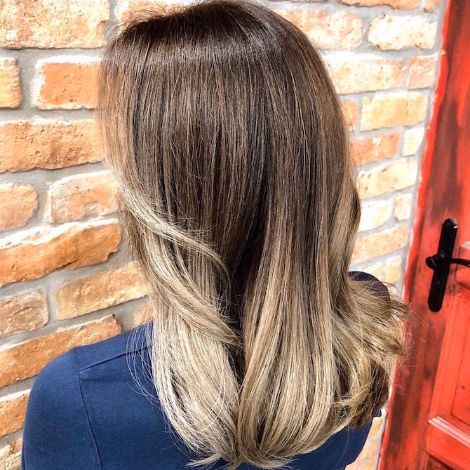 Wie Färbe ich meine Haare grau?