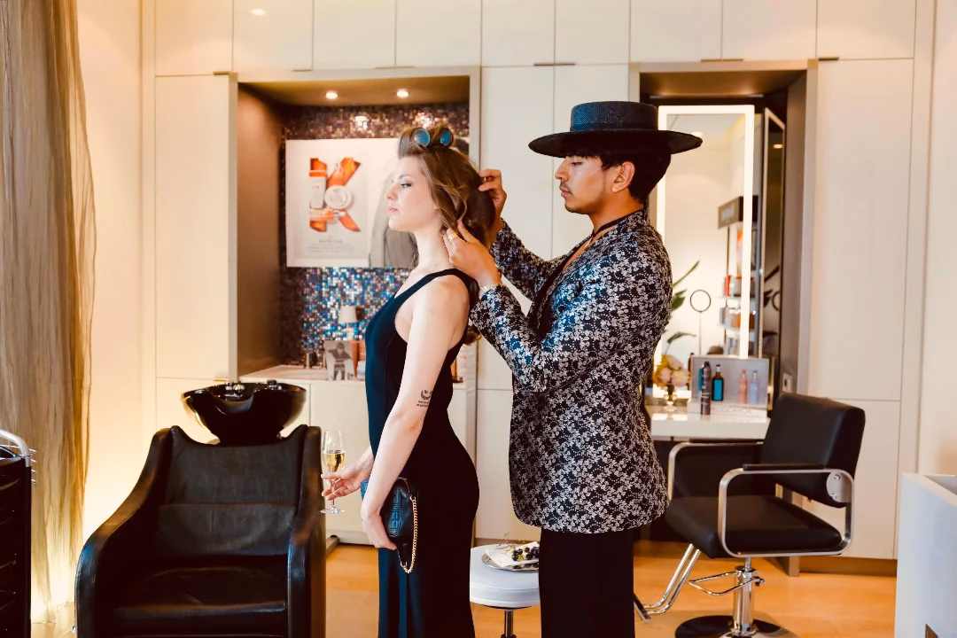 Wie heißt der Friseur in Charlottenburg?