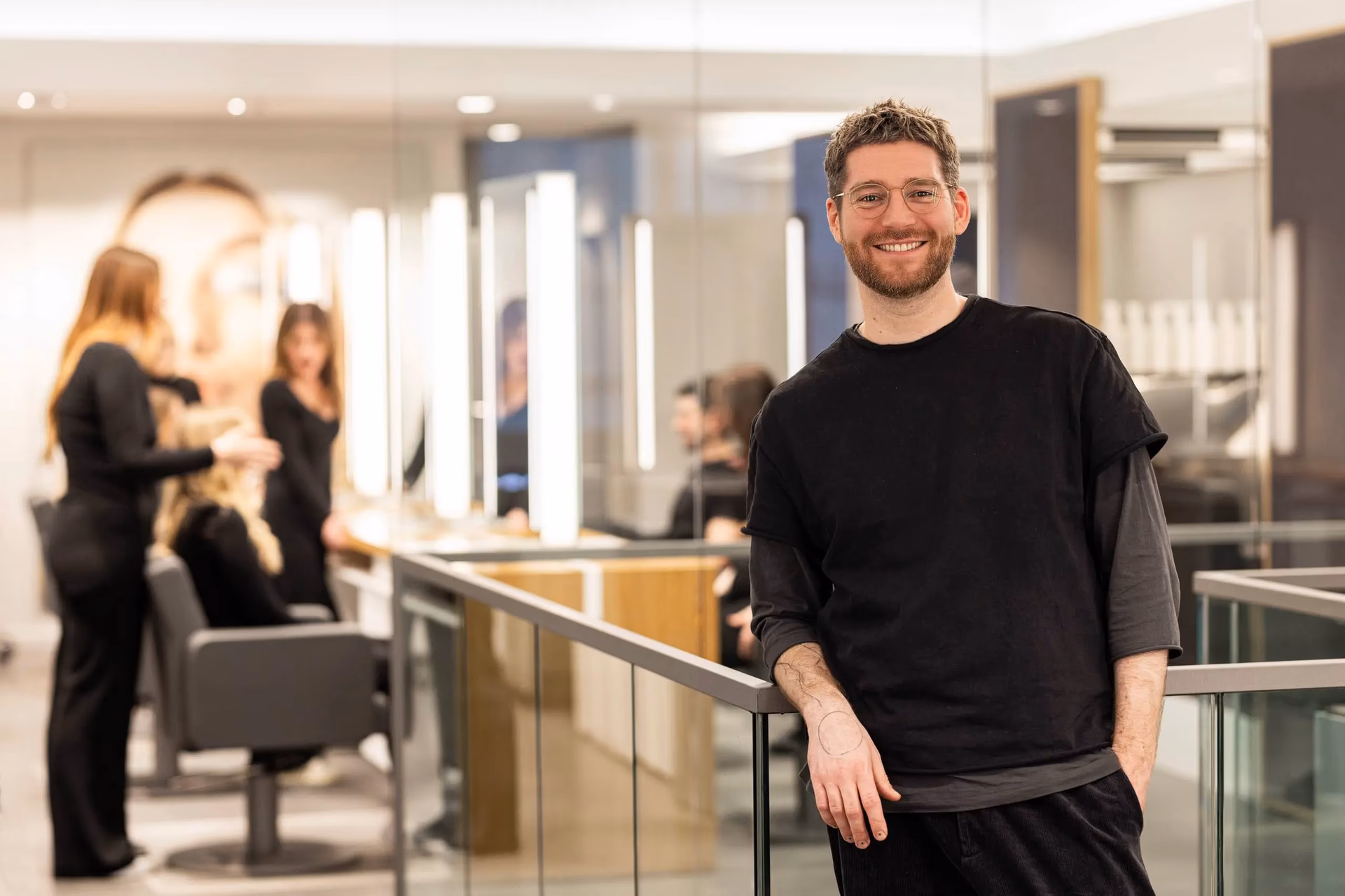 Was bietet der Friseursalon von Dirk Brinkmann an?