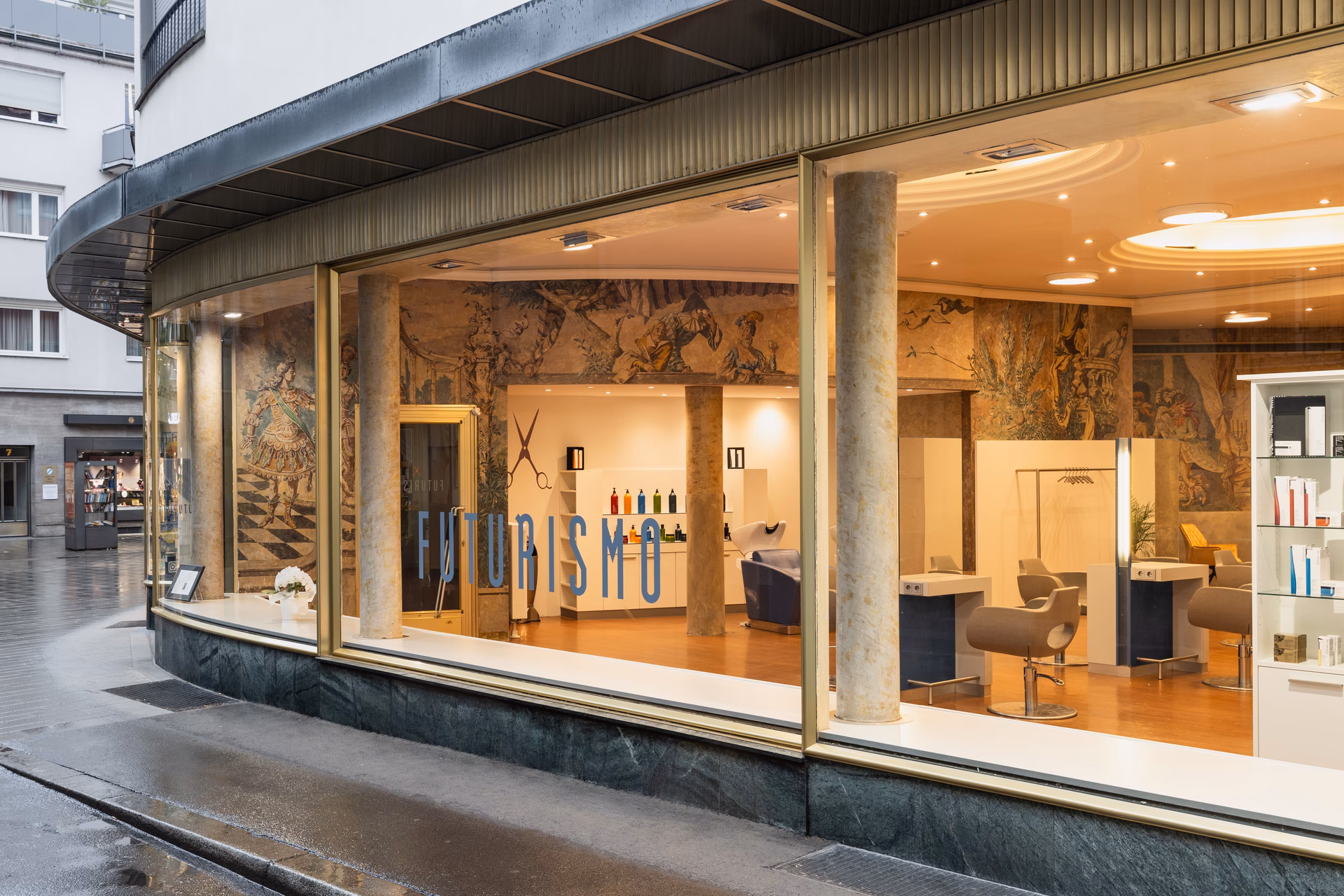 Wie fühlte sich der Friseur beim Betreten des Salons?