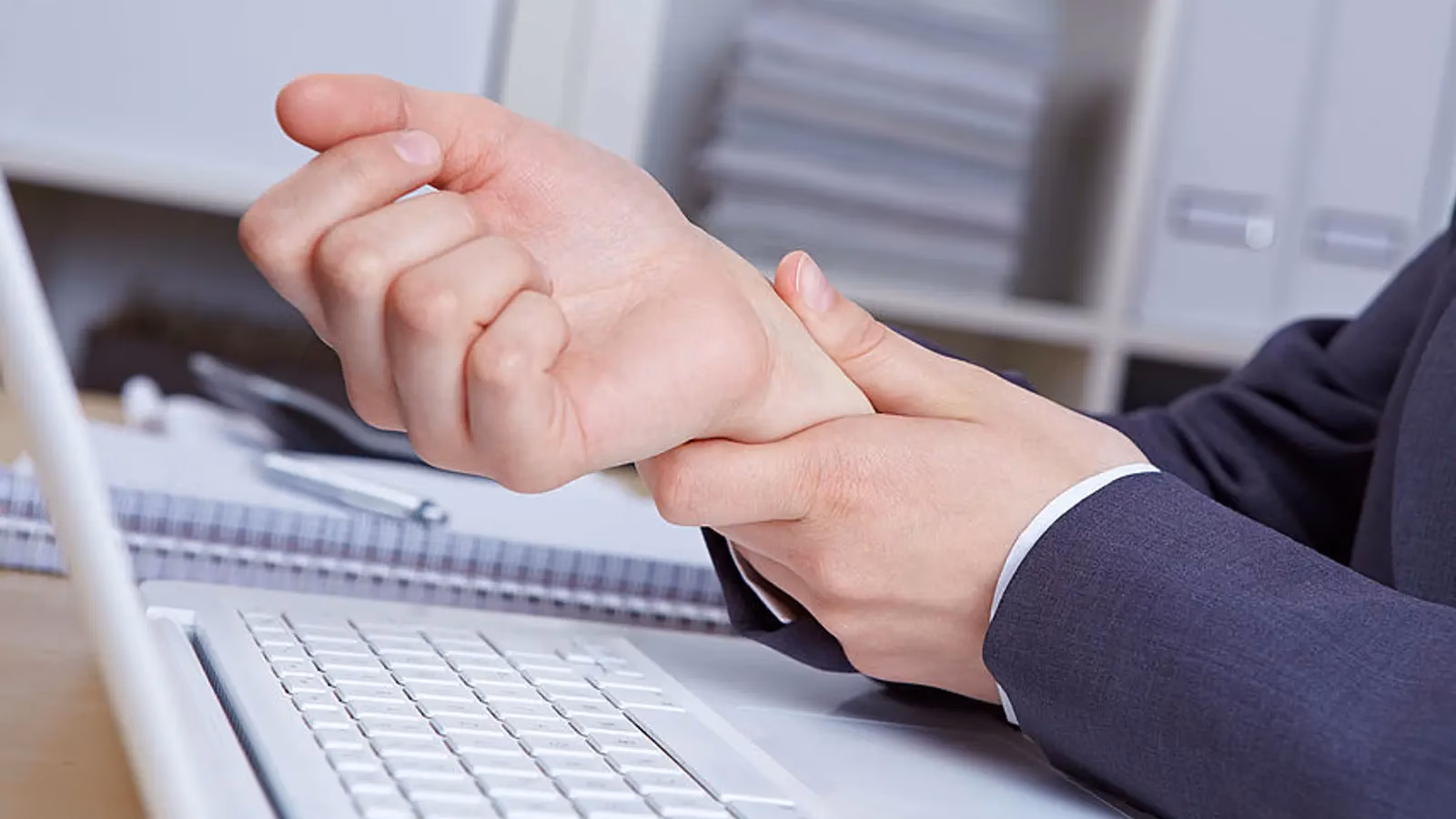 Wie äußert sich eine bakterielle Sehnenscheidenentzündung?