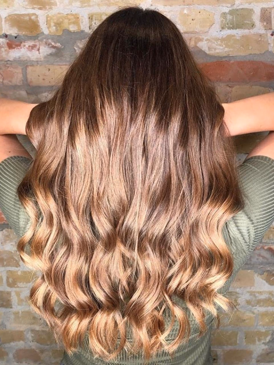 Kann man dunkle Haare blond färben?