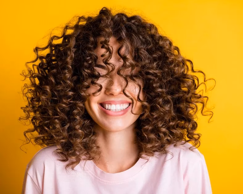 Wie aktiviere ich die Locken-Struktur meiner Haare?