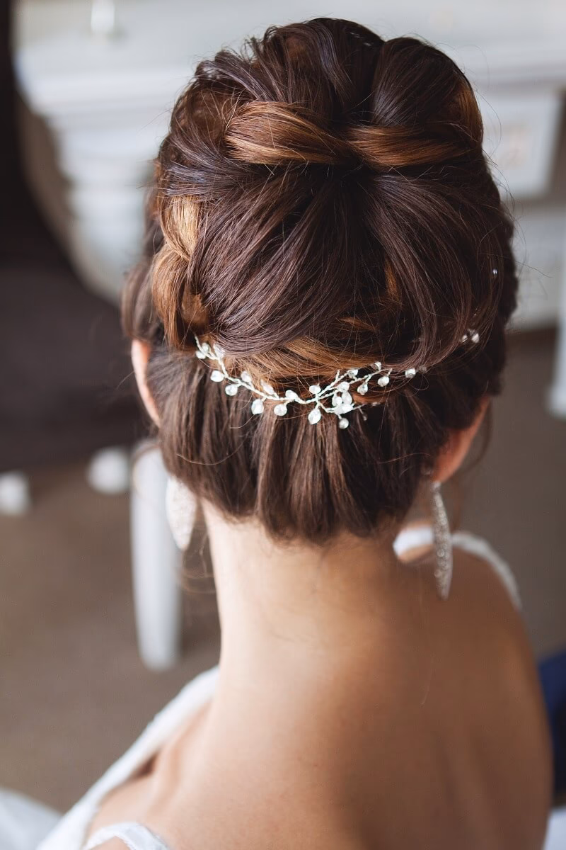 Was sind die wichtigsten Utensilien für Hochsteckfrisuren?