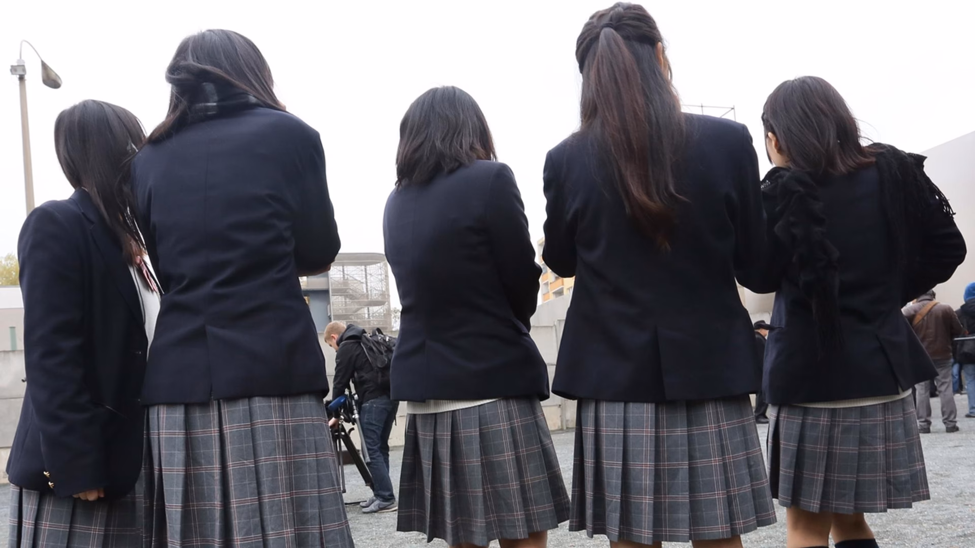 Warum färbt ein blonder Austauschschüler seine Haare schwarz?