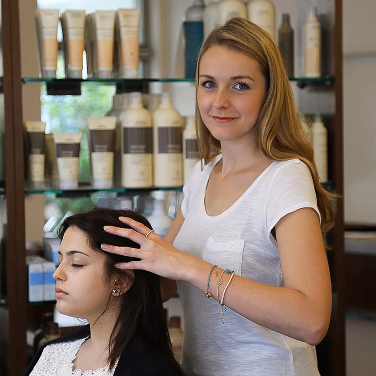 Wie verbinde ich eine kopfhautmassage mit einer Haarpflege?