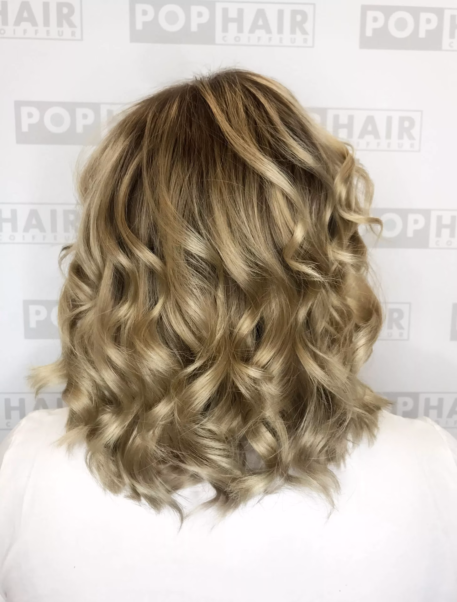 Welche Behandlungen bieten wir für lockiges Haar an?