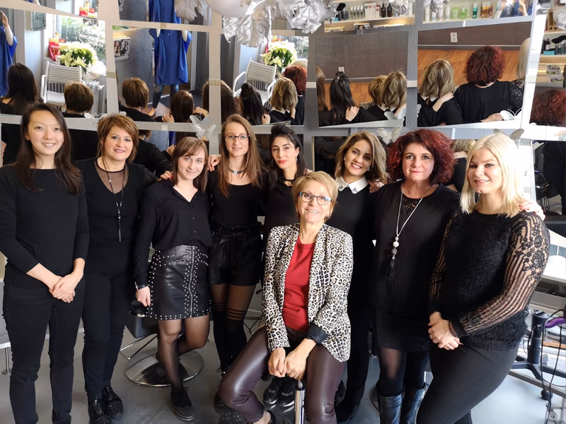 Quels services offre Caract R coiffure à Namur ?