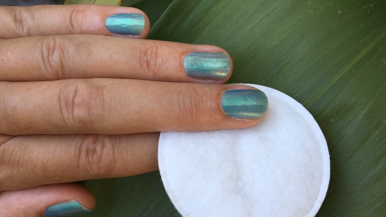 Wie entferne ich eingetrocknete nagellackflecken?