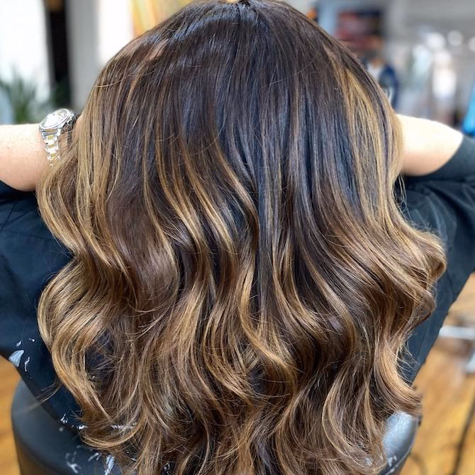 Wie sieht der Haarfarben Trend 2025 aus?