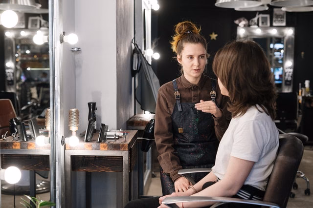 Wie kann ich eine Frisur mit der richtigen Haarfarbe ausprobieren?