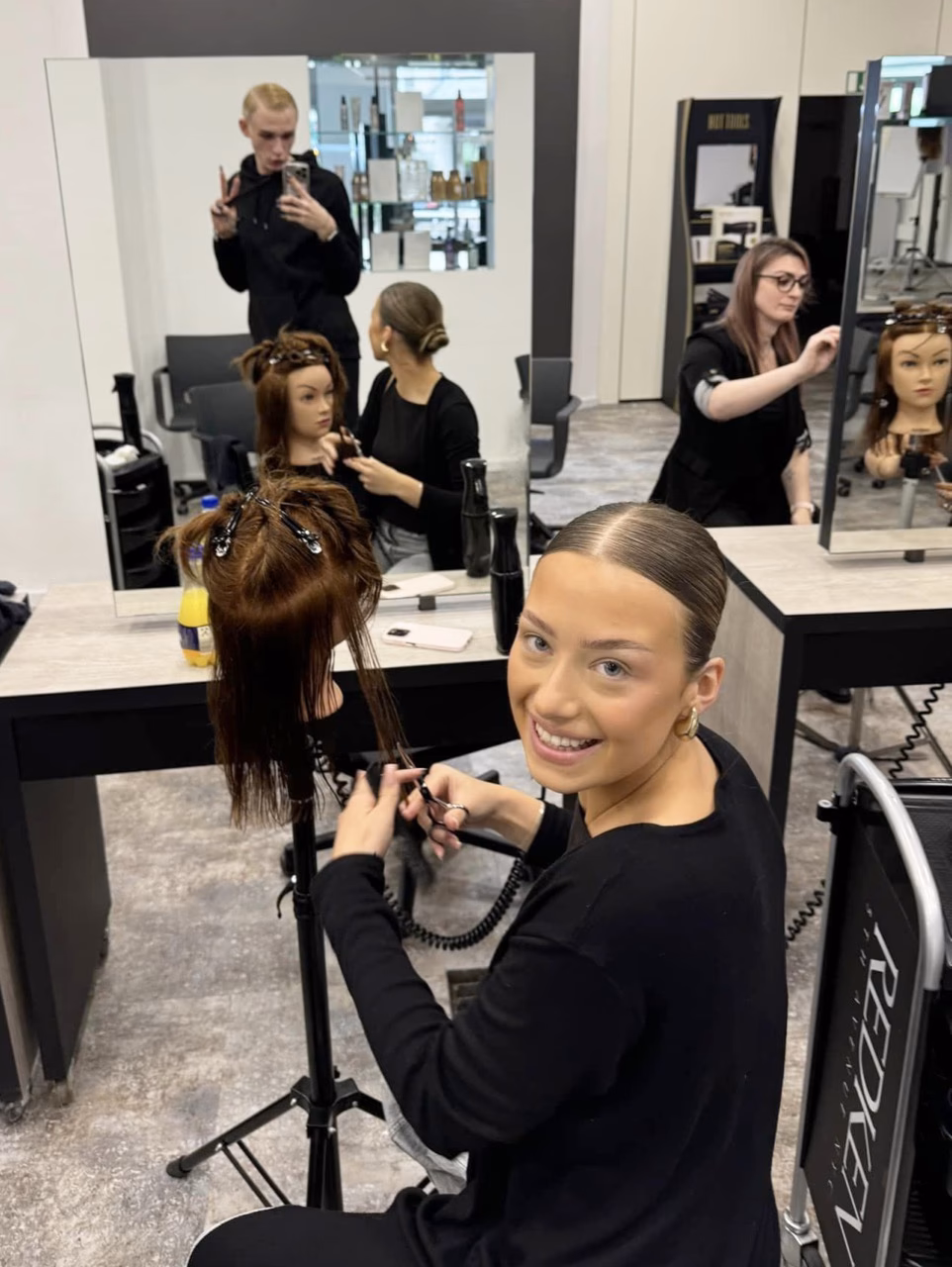 Wie lange dauert die Umschulung zum Friseur?