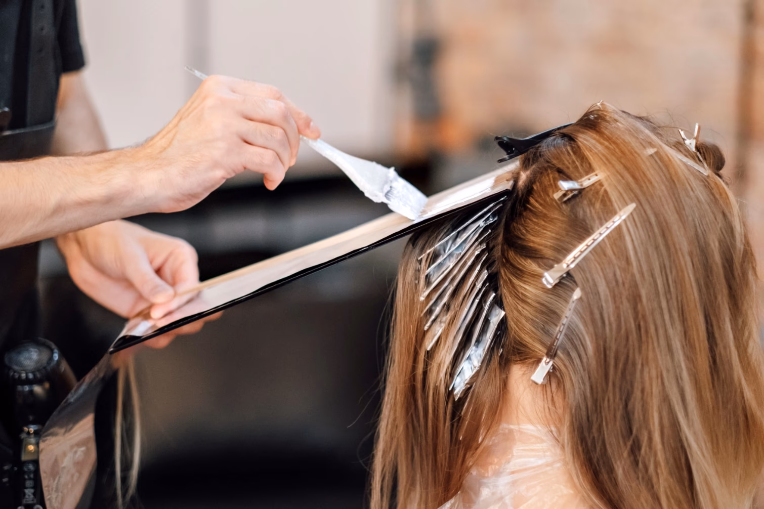 Was ist der Unterschied zwischen Balayage und Highlights?