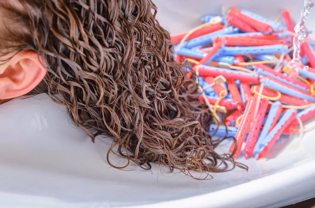 Wie lange sollte man nach einer Dauerwelle die Haare waschen?
